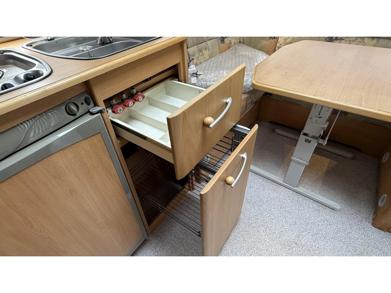 Knaus Sudwind 450 TF frans bed rondzit toilet  foto: 8