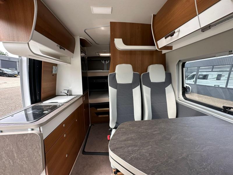 VANTourer 600 D 6 plazas para dormir y cama elevable y techo elevable foto: 6