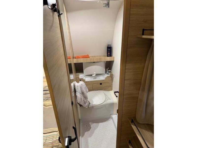 Caravelair Sport-Line 410 zwart met lichtgrijs  foto: 14