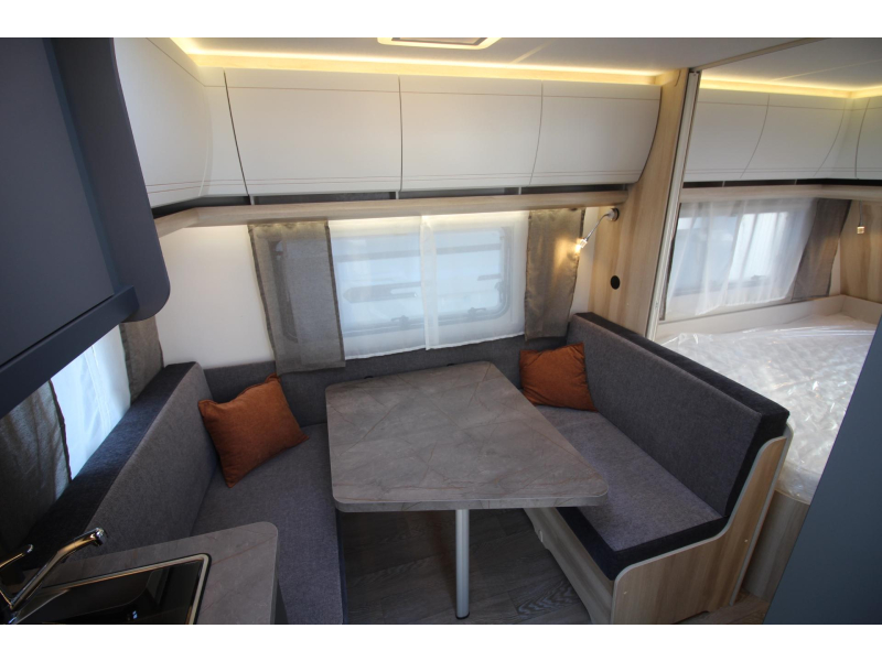 Hobby De Luxe 400 SFE Cama francesa y nevera alta foto: 6