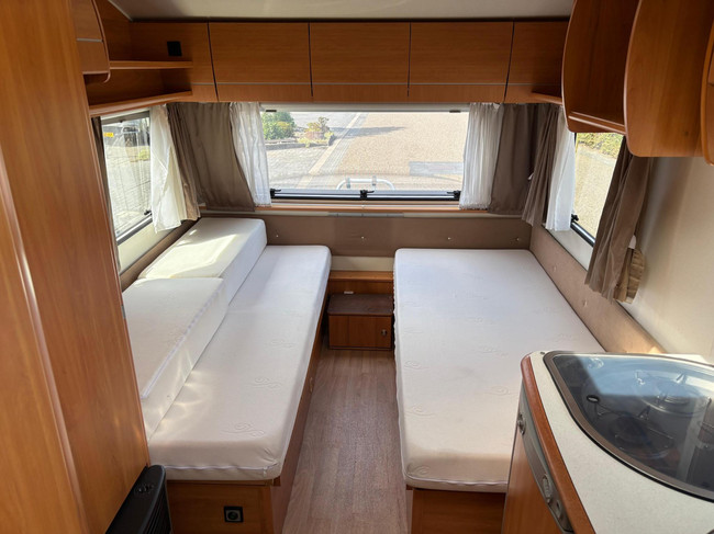 HOME-CAR 526h Racer 470 UE | 2 Enkele bedden | Volautomatische mover | Fietsendrager | Zakluifel | 3-Pits gasfornuis foto: 18