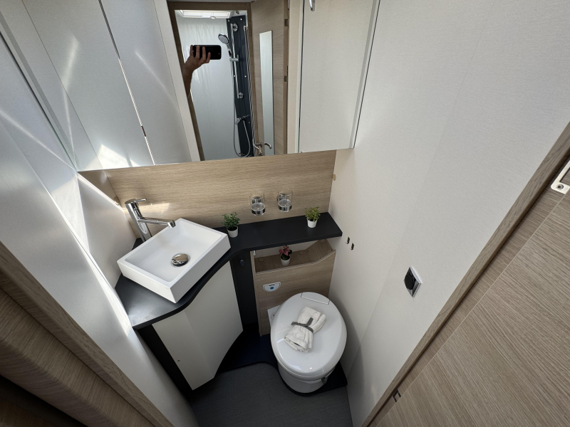 Rapido I 886 F Automaat Queensbed Hefbed  foto: 18