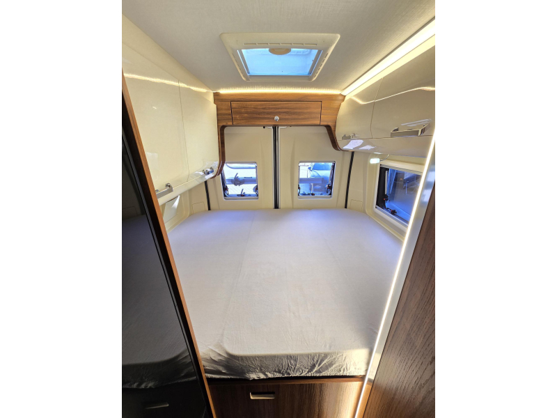 Karmann Davis 590 Fixed Bed Automatic 150hp photo: 18