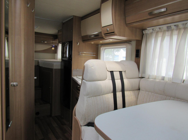 Hymer Exsis-i EX 688 Enkelebedden hefbed integraal bj2014 foto: 16