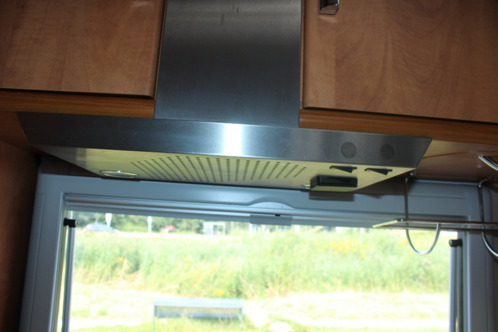 Carthago 4.2  Integraal 2.3 M-jet 148 PK, Alko chassis light, Motor-airco, Hefbed & dwarsbed, Garage, Draaistoelen voor, L zit, zij-zit, etc. Marum (Groningen) foto: 13