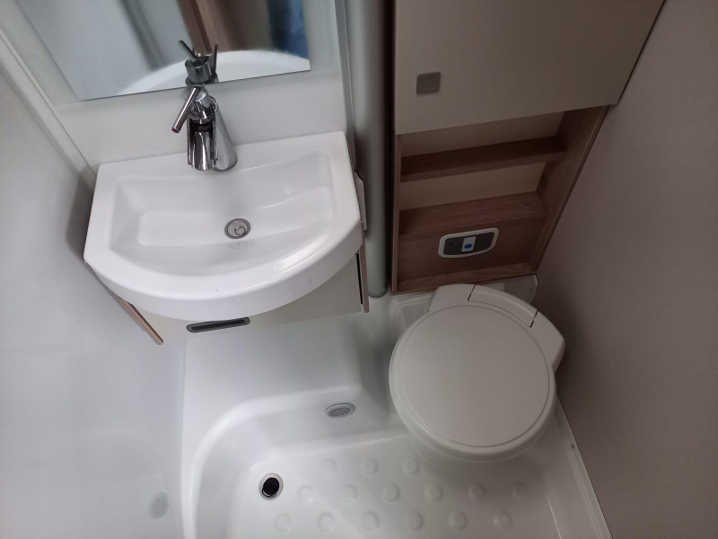 Bürstner Lineo 690 G - 155pk - Smalle camper  foto: 14