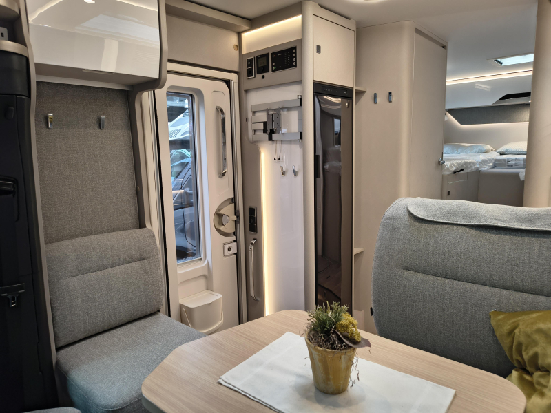 Hymer Tramp S 680 -- 5 gordels --  foto: 2