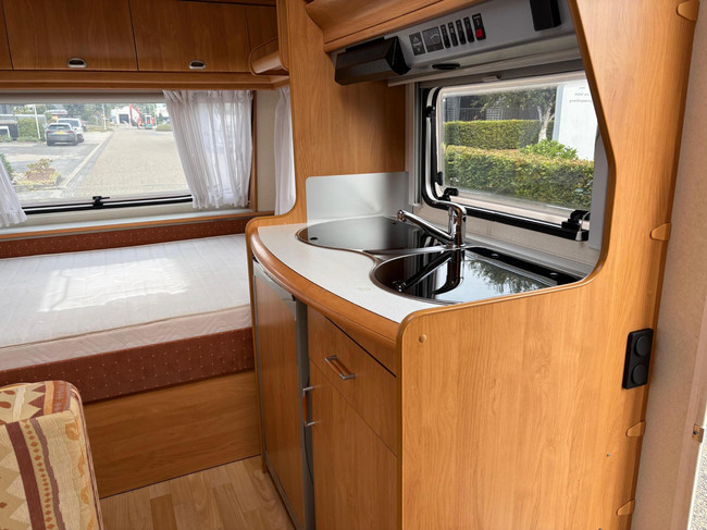 Hobby 30 | Voortent | Luifel | Fietsendrager Achter | 3-Pits gasfornuis | Dakluik foto: 10