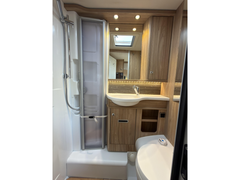 Hymer Exsis-T 588 LENGTE BEDDEN-LUCHTVERING  foto: 11