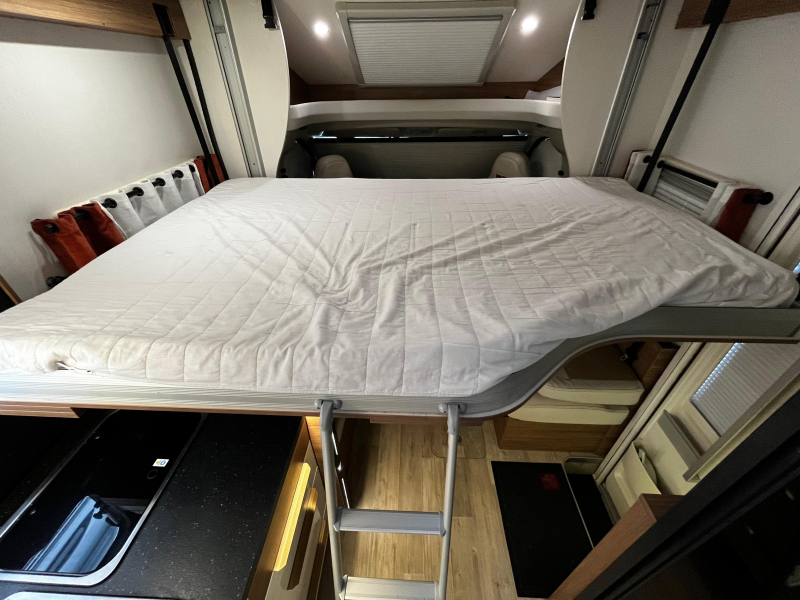 Camping-car Pilote P 726 FC, lit central photo : 12