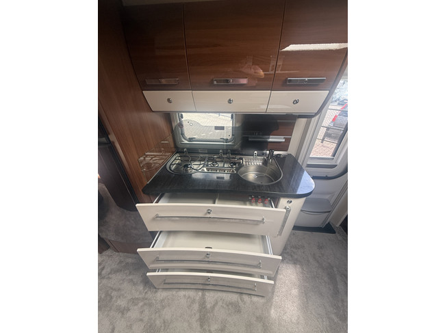 Fendt caravan BRILLANT 650 in nieuwstaat Queensbed  zakluifel Thule mover Truma xt hordeur leder tv dakairco truma groot dakluik oven  xxl koelkast foto: 14