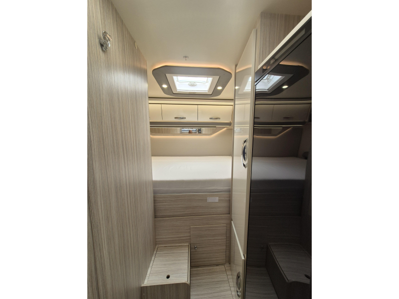 Elnagh T-Loft 450 Querbett und Hubbett Foto: 19