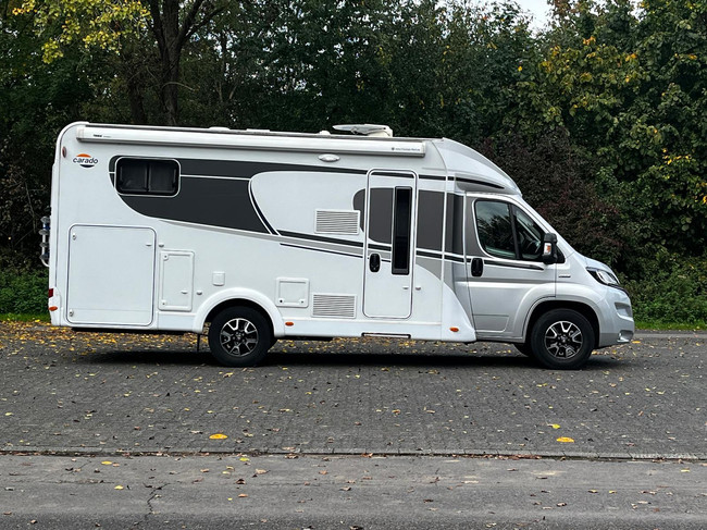 Carado T 338 Teilintegriert | Tempomat | Markise | R&uuml;ckfahrkamera | Dusche | Toilette | 4 Schlafpl&auml;tze | TV mit aut. Sat Foto: 2