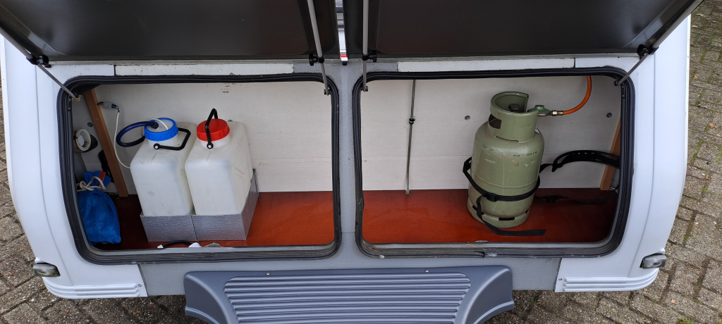 KIP Hy-line, met voortent, luifel en MOVER! foto: 20