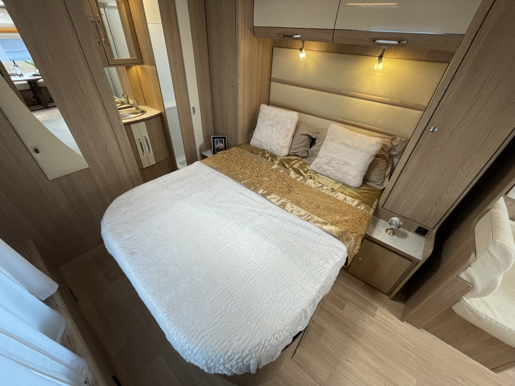 LMC Caravans Exquisite 685 VIP QUEENSBED + RONDZIT TANDEMASSER 2025 ! foto: 3