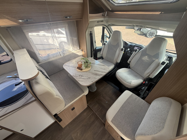 Hymer carado T 447 autom&aacute;tico camas individuales toldo aire acondicionado de techo panel solar antena parab&oacute;lica el&eacute;ctrica TV c&aacute;mara portabicicletas garaje grande nevera XXL foto: 13
