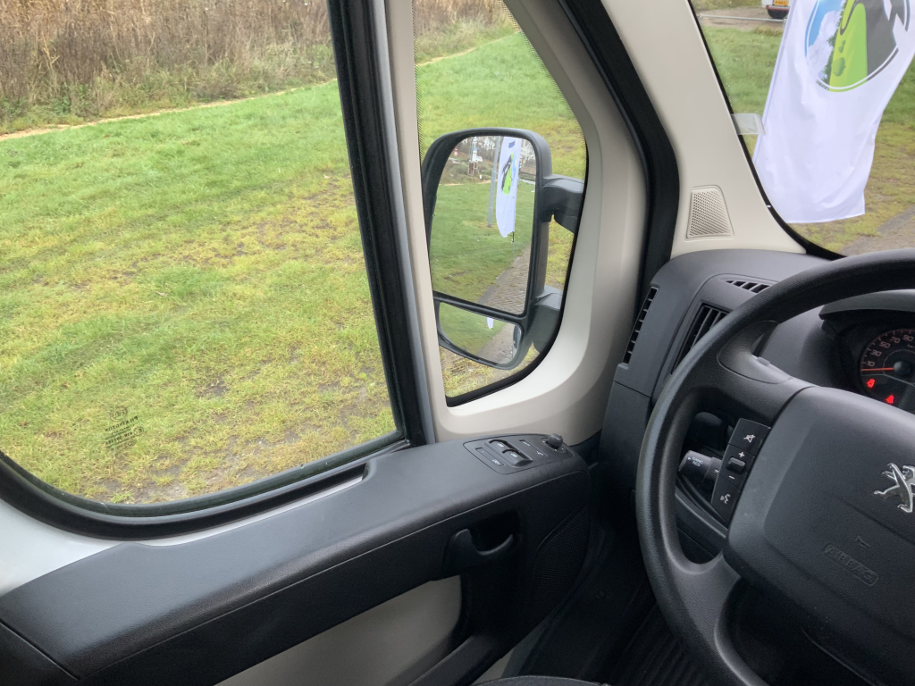 Peugot Boxer L2 H2 Buscamper: Euro 6 met verlaagbare tafel tot 2 pers. lengte-bed, 154 cm breedte, 185 cm lengte, FSL Camperinbouw 2021, km 66000, Zwenkbare fietsendrager, Zonnepaneel 180W, Bj.2017 Camper centrum on the road foto: 14