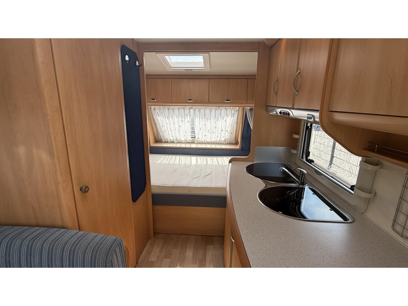 Hobby De luxe Easy 440 SF cama transversal asiento inodoro foto: 2