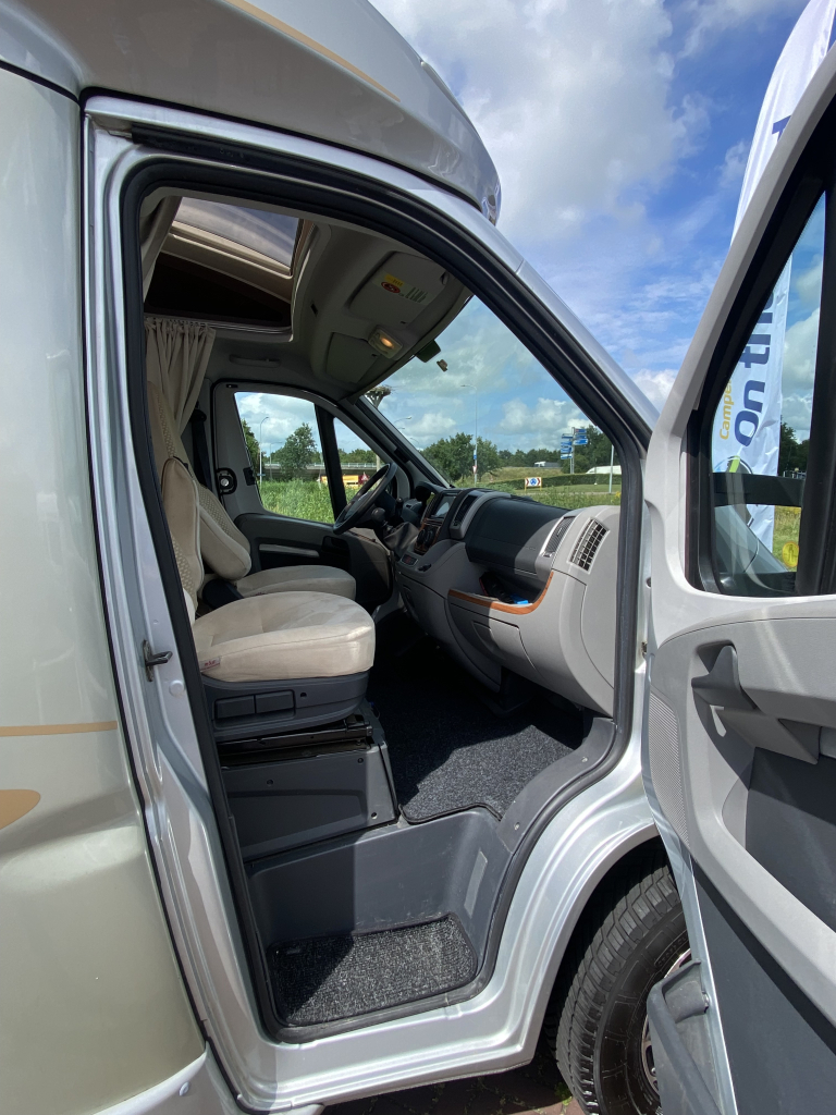 Hymer T 674 SL 2.3 MultiJet 160 CV, Semi-integral, 2 camas individuales, Aire acondicionado de motor, Antena parab&oacute;lica autom&aacute;tica, etc. A&ntilde;o 2011 Camper Centrum On the Road en Noorderringweg 4 en Marum. foto: 15