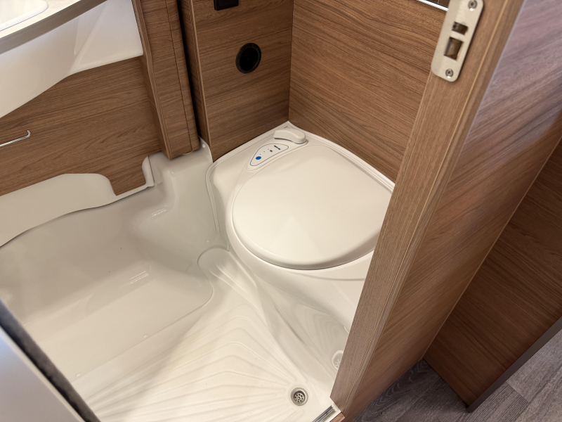 Knaus L!ve Ti 650 MEG automaat lage lengte bed  foto: 9