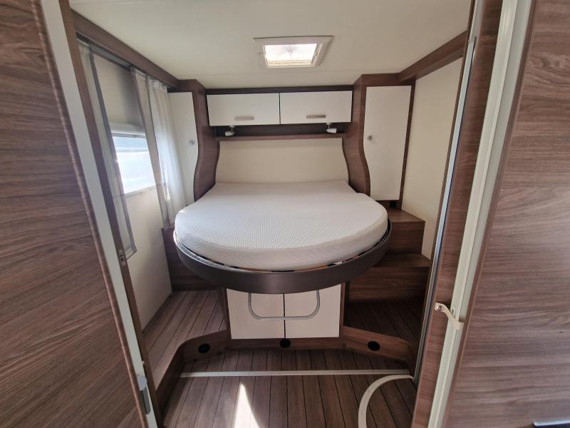 Knaus L!ve Wave 650 MX cama queen cama abatible foto: 4