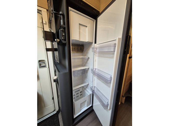Adria SONIC SUPREME 700DL 161 PK AUTOMAAT SLECHTS 11.366 KM VEEL OPTIES SOLAR AIRCO 16 INCH VELGEN LENGTEBEDDEN HEFBED foto: 16