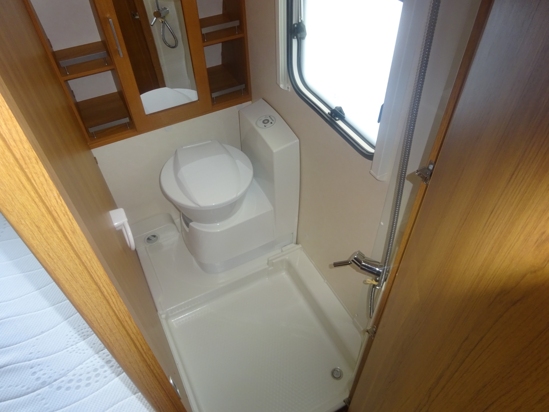 Knaus Azur 460 Frans Bed en Rondzit + Mover foto: 21