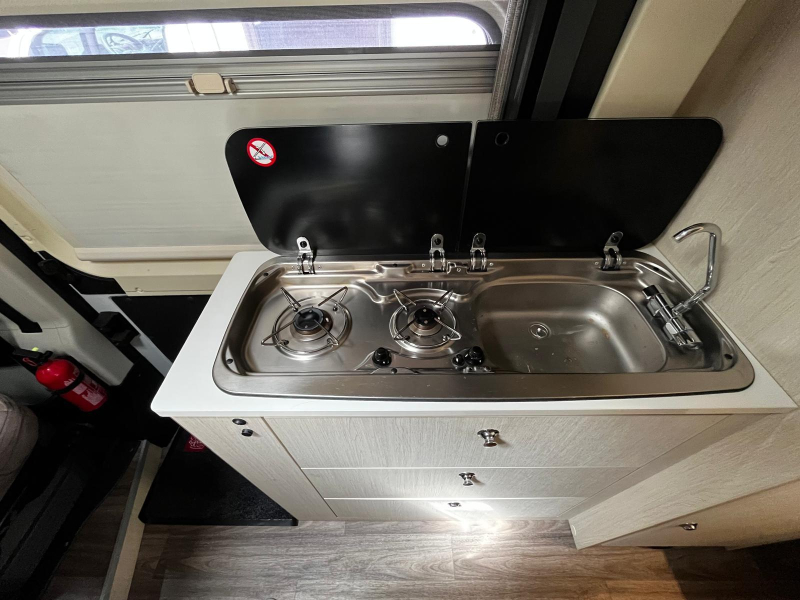 Challenger Vany 114 V Buscamper Cama Transversal foto: 6