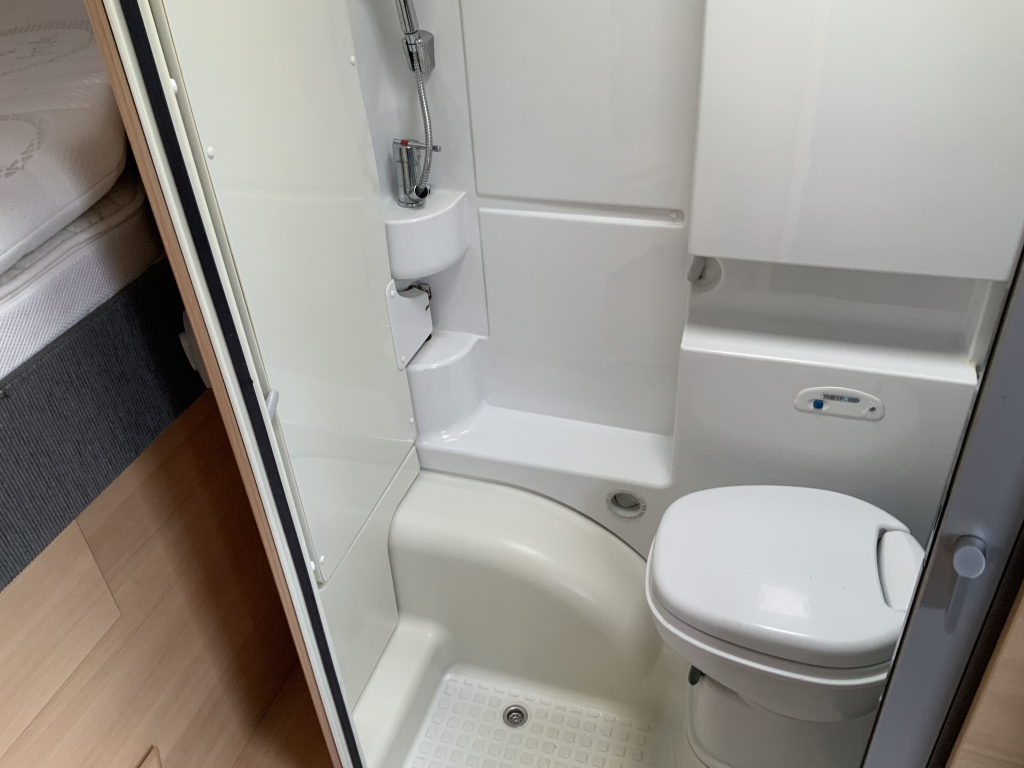 Knaus Van Ti 600 ME – Compleet 3 liter 160 PK Half-integraal, vastbed, halve- treinzit, draaistoelen Camper centrum on the road foto: 31