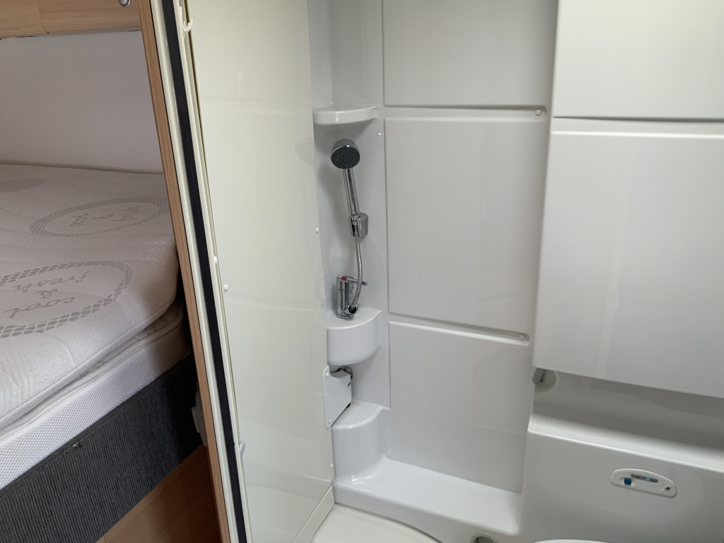 Knaus Van Ti 600 ME – Compleet 3 liter 160 PK Half-integraal, vastbed, halve- treinzit, draaistoelen Camper centrum on the road foto: 30