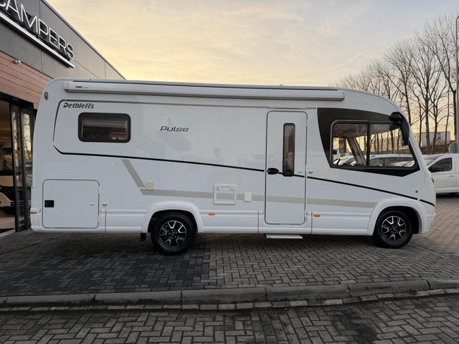Dethleffs Pulse I6811 EB Lage Enkele Bedden Hefbed Luifel Omvormer Trekhaak foto: 7
