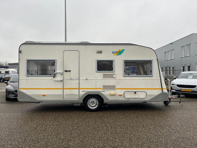 Knaus Sport 2404 | Auvent | Mover semi-automatique | Lit fixe | Dinette (coin repas) | Chauffage | Toilette &agrave; cassette | Galerie de toit/&eacute;chelle photo : 3