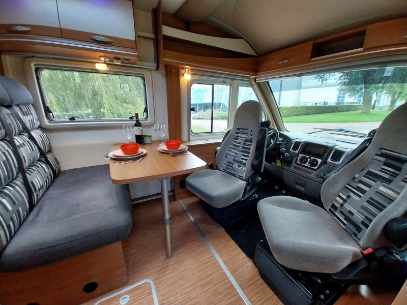Knaus Sportliner 650 MG met solair en maxxfan  foto: 2