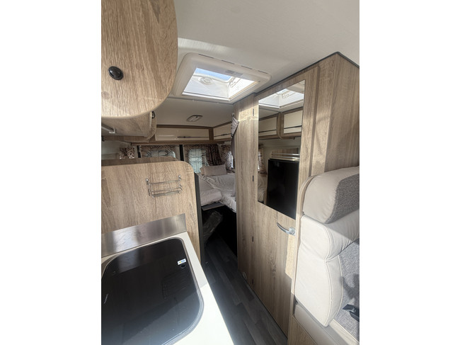 Karmann Dexter 625 Automatik 150 PS Kastenwagen L&auml;ngsbetten Klimaanlage Leder Markise Anh&auml;ngerkupplung LMV 16 Zoll Remis Plissee Foto: 21