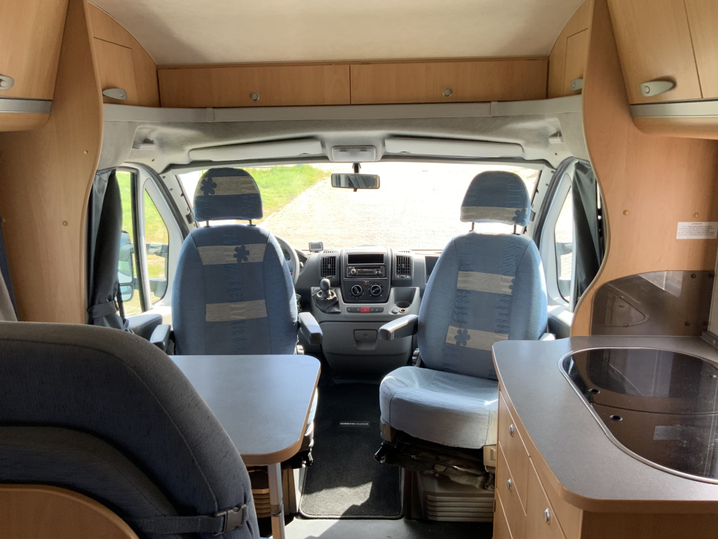 Adria   Compact   2.3 MultiJ. 130 PK , Half-integraal  , Frans-bed achter , Motor-airco , Trekhaak , Kleine camper , Bj. 2009 Camp centrum on the road Marum foto: 5