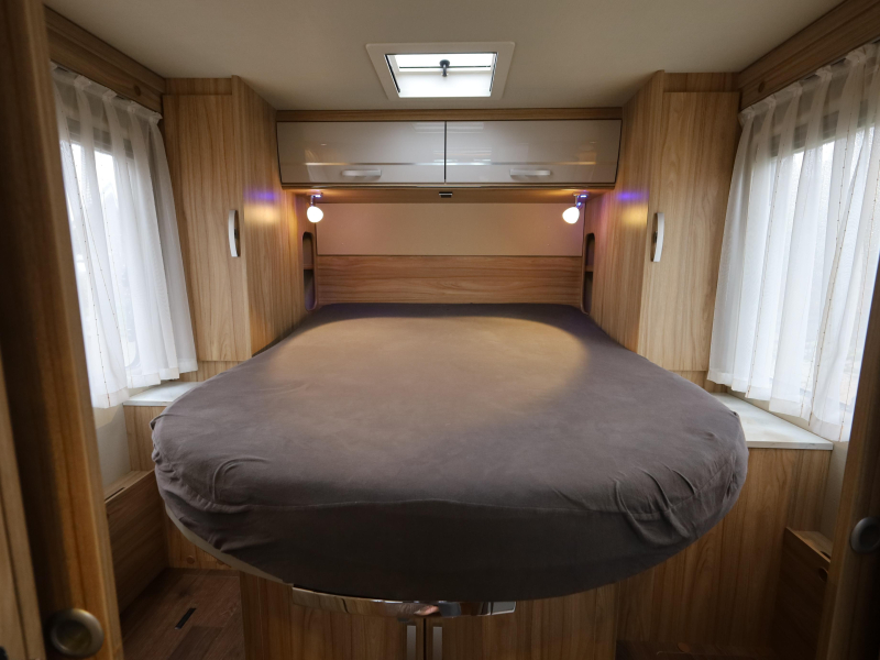 Hymer T 698 CL Queen bed photo: 8