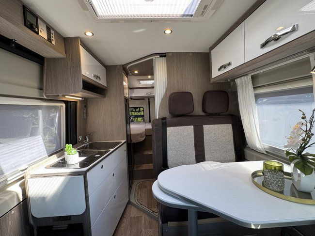 Pössl Roadcruiser 640 D-Line 160 pk AUTOMAAT 9-Traps Euro6 Fiat Ducato Maxi **Lengtebedden/4 zitplaatsen/XXL Koelkast/1e eigenaar/Full foto: 10