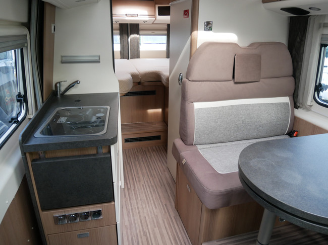 Carthago Malibu Van 640 LE Charming GT, 6.40 Meter Buscamper, Lengtebedden Foto: 10