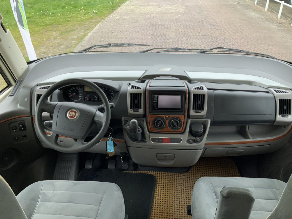 Hymer B 504 SL Integral, Equipado con cama individual trasera y cama abatible delantera, aire acondicionado de motor, chasis Alko, etc., A&ntilde;o 2009 Camper centrum on the road foto: 21