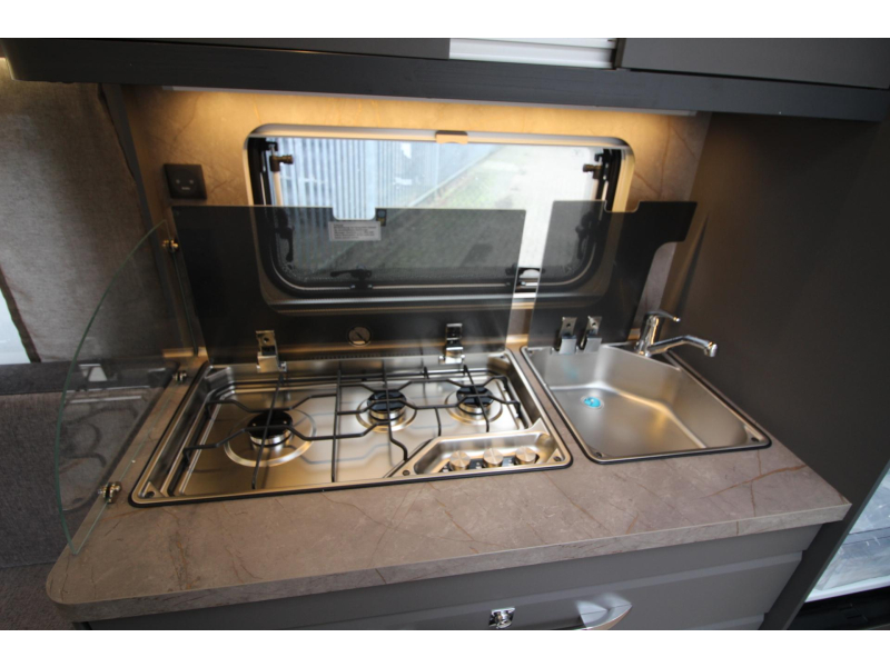 Hobby De Luxe 460 UFE Cama francesa y asiento redondo! foto: 14