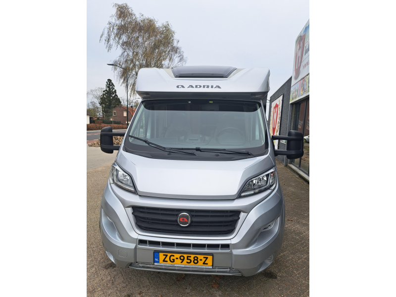 Adria Coral 670 DL Supreme photo: 2