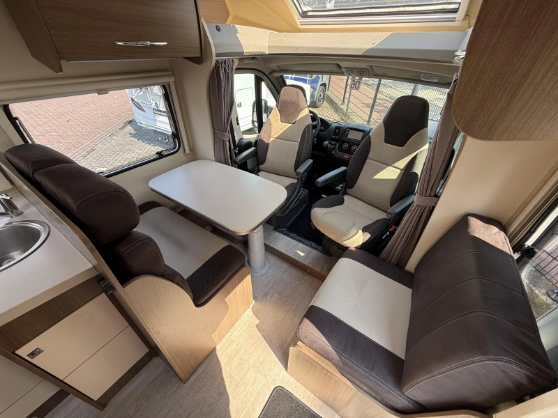 Chausson Flash 625 Cama abatible 52000 km 2015 foto: 11