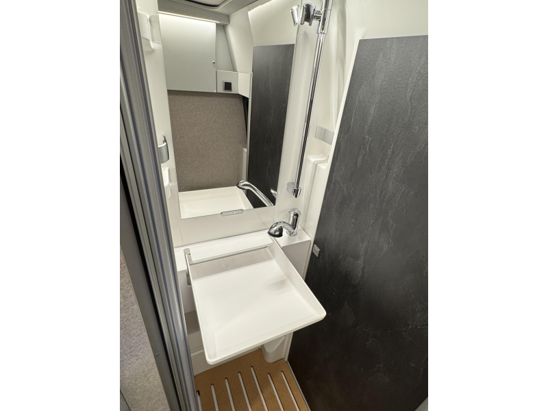 Hymer Grand Canyon S 700 4x4 - toit relevable - lit longitudinal photo : 9