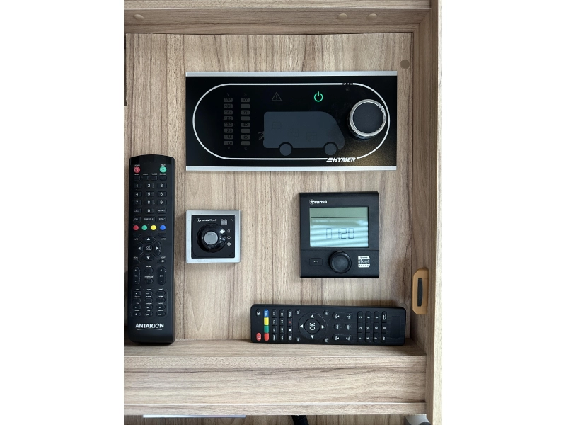 Hymer B698 Queensbed L-seat 150HP TV photo: 19
