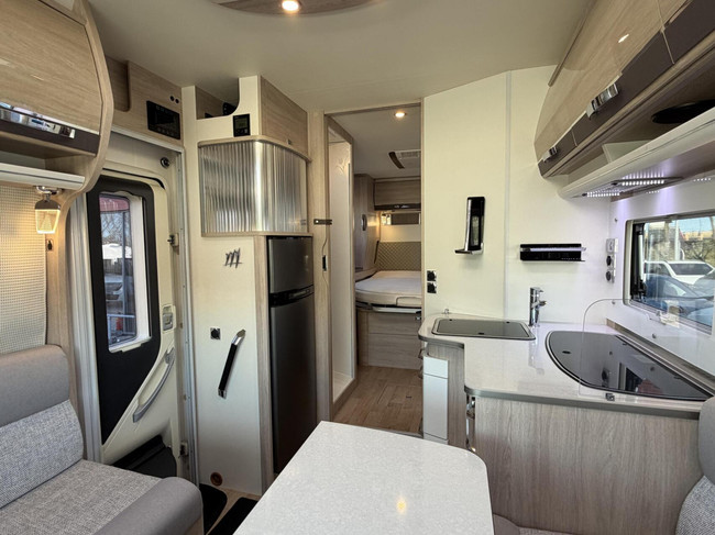 RAPIDO 686 F Euro6 Queensbed 2X Airco Zonnepaneel Luifel Fietsenrek foto: 12