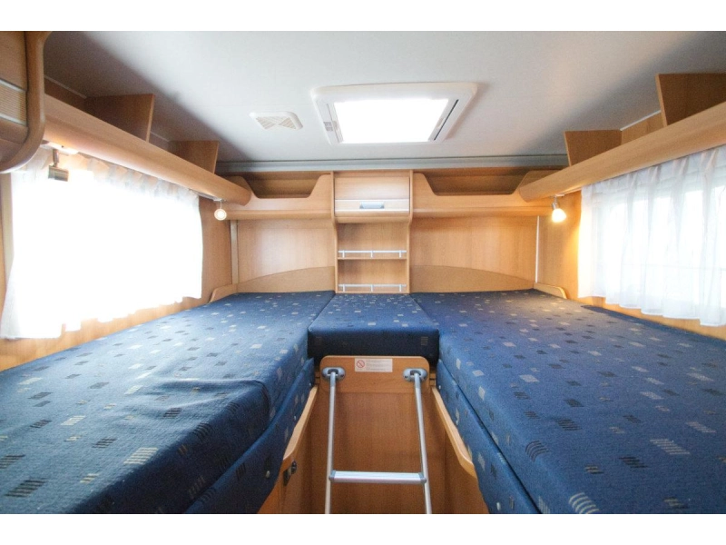 Dethleffs Globebus T 004 halfintegraal camper  foto: 2