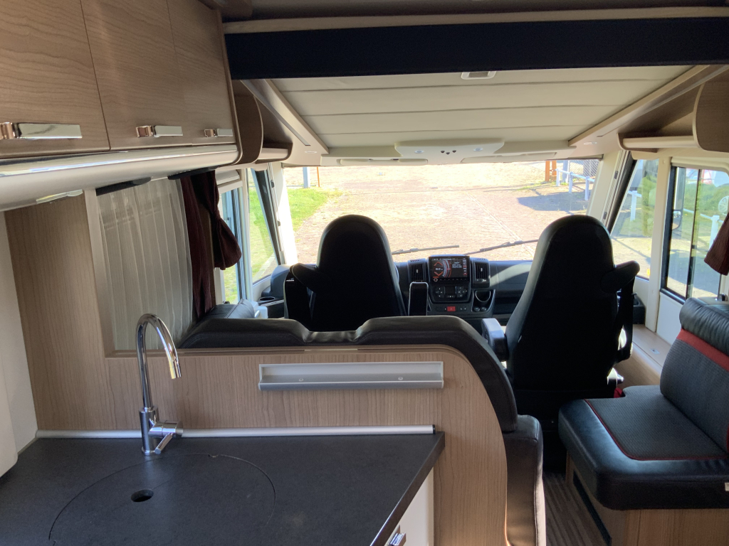 Carthago Malibu I 460 AUTOM&Aacute;TICA 150 CV Integral, Camas longitudinales y Cama abatible, Garaje, Aire acondicionado de motor, Aire acondicionado de techo, Sistema de nivelaci&oacute;n, Camper centrum on the road Marum foto: 12