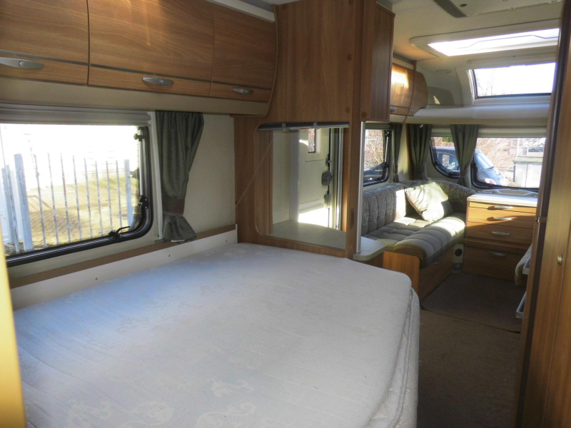 Swift Challenger 570 Sat&eacute;lite, toldo y aire acondicionado foto: 10