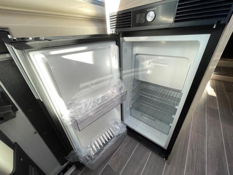 Forster V 636 EB 160hp Single Beds and Pop-top Roof photo: 7