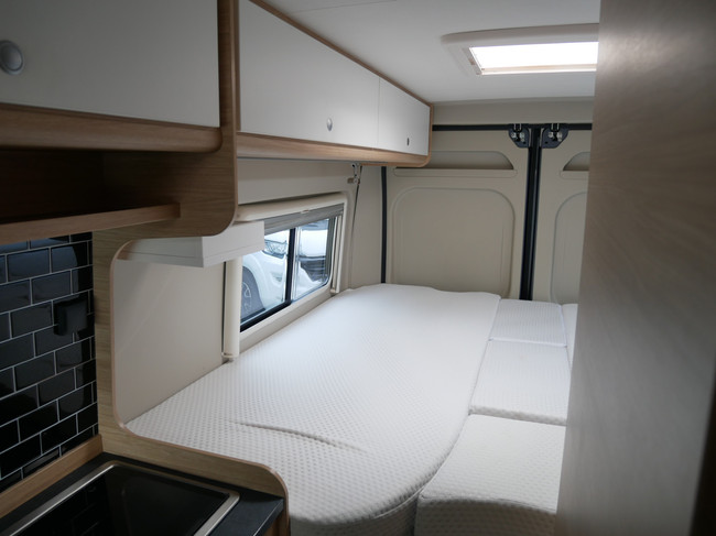 Roadcar (Pössl) R640, 6.40 Meter Buscamper, Lengtebedden foto: 16